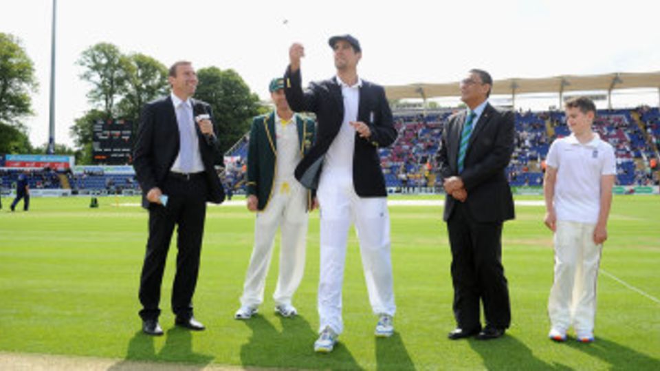 Alastair Cook won the toss and chose to bat