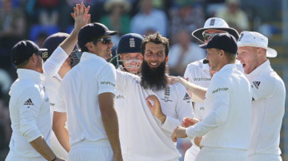 England's players surround Moeen Ali after his dismissal of Michael Clarke