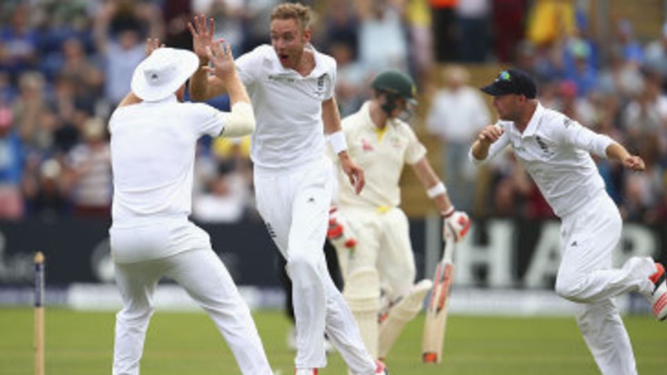 Stuart Broad claimed the key scalp of Michael Clarke for 4