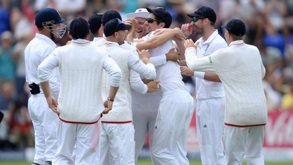 Brad Haddin joined Australia's post-lunch exodus, brilliantly caught by Alastair Cook for 7