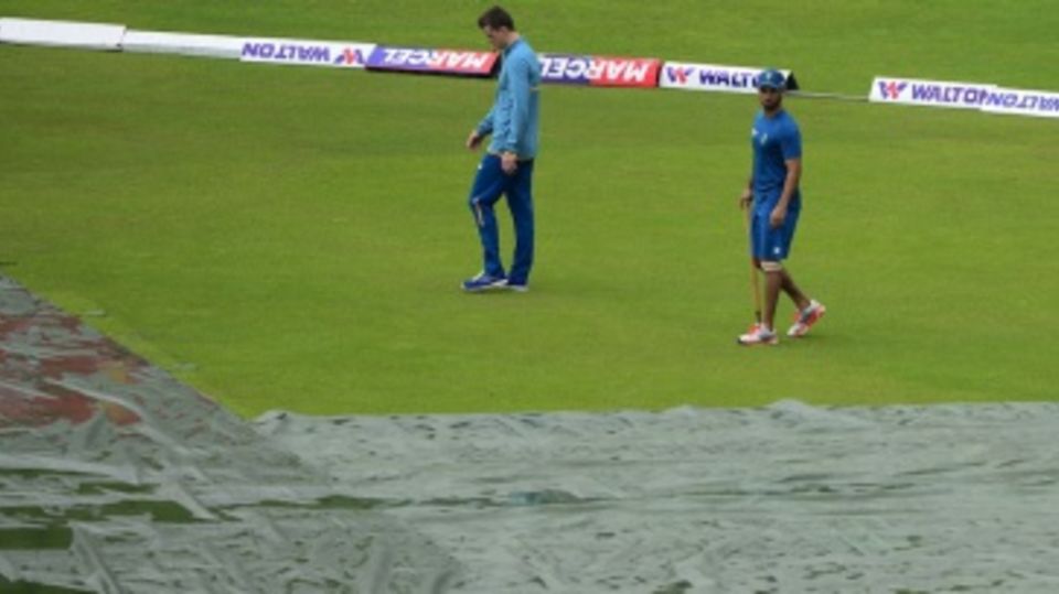 Dane Vilas and JP Duminy walk across a wet outfield