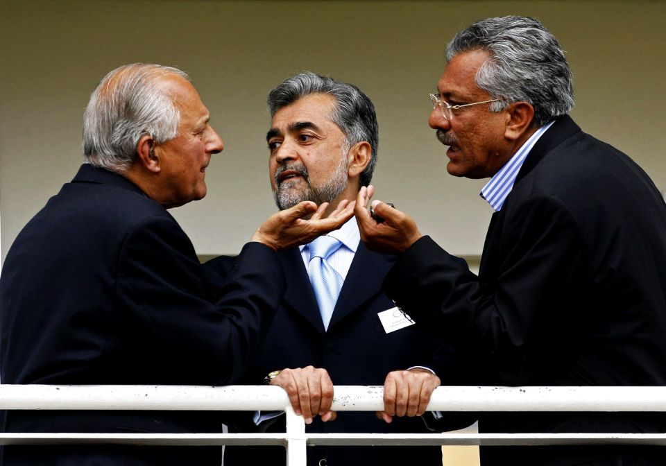Zaheer Abbas (right) talks to Shaharyar Khan (left) during the 2006 Oval Test