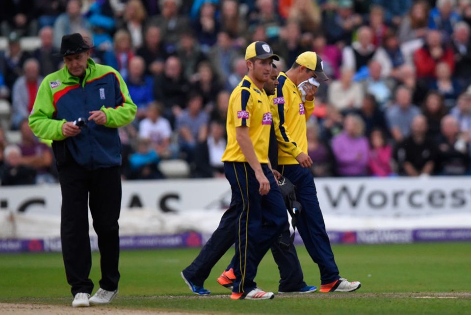 Fading light curtailed Worcestershire's run chase - but the situation was an avoidable one