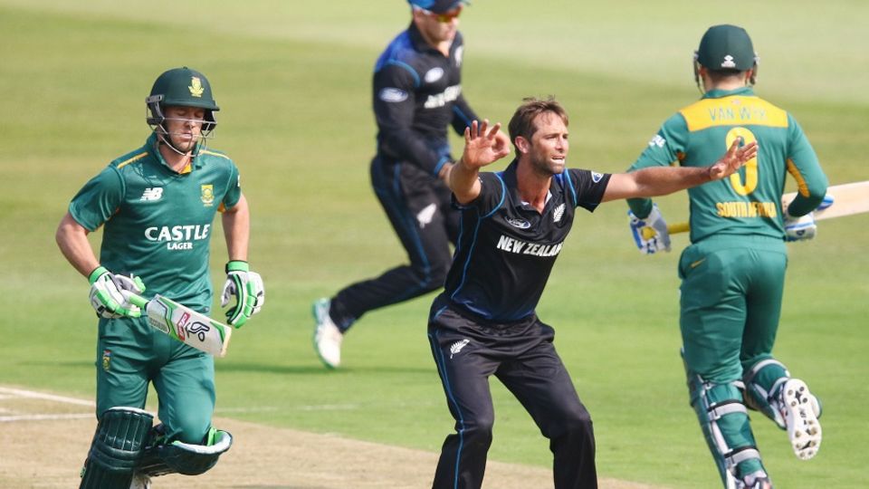 Grant Elliott, with his accurate medium pace, took 2 for 41, incuding van Wyk, to keep the game even heading into the final overs