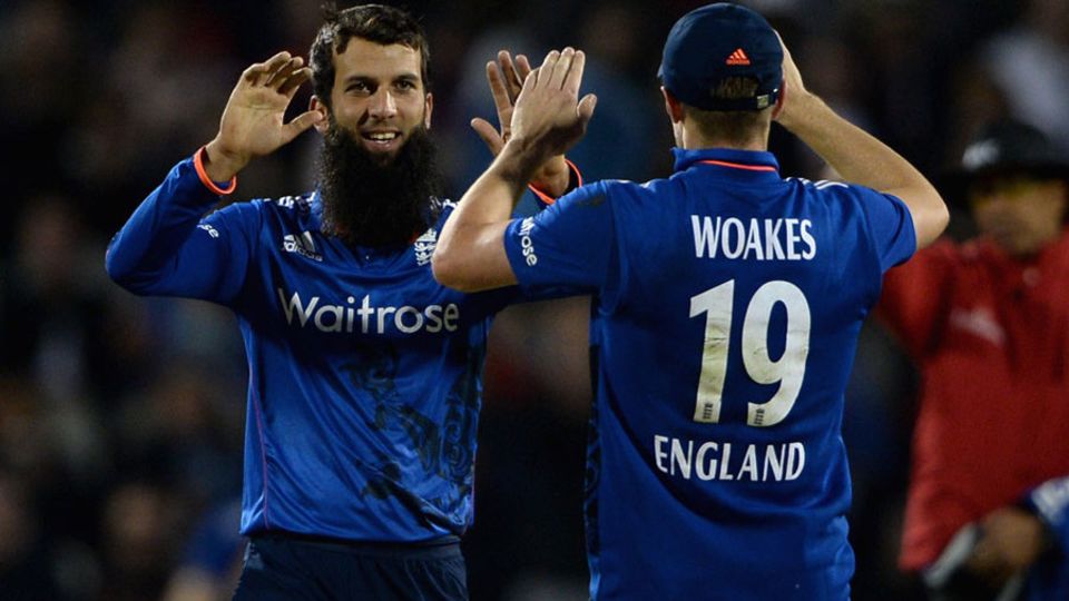 Moeen Ali picked up three wickets as Australia's chase crumbled against spin