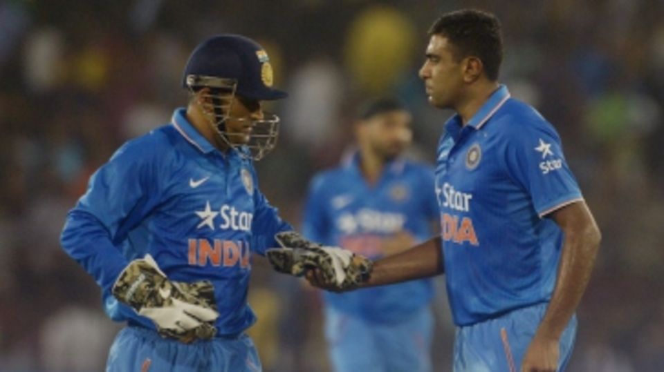 MS Dhoni congratulates R Ashwin after a wicket