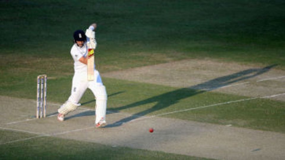 Joe Root casts a shadow over Pakistan's bowlers in Dubai