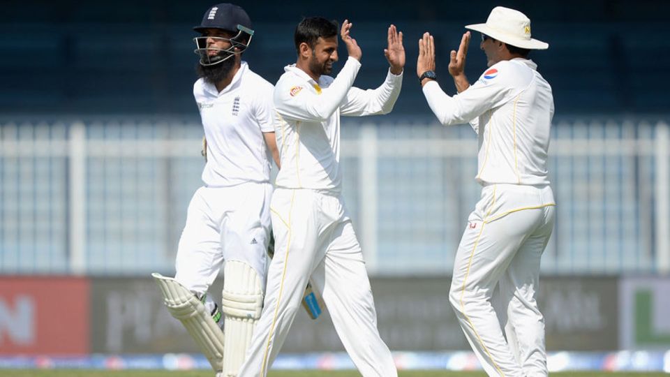 Shoaib Malik made the early breakthrough for Pakistan ...