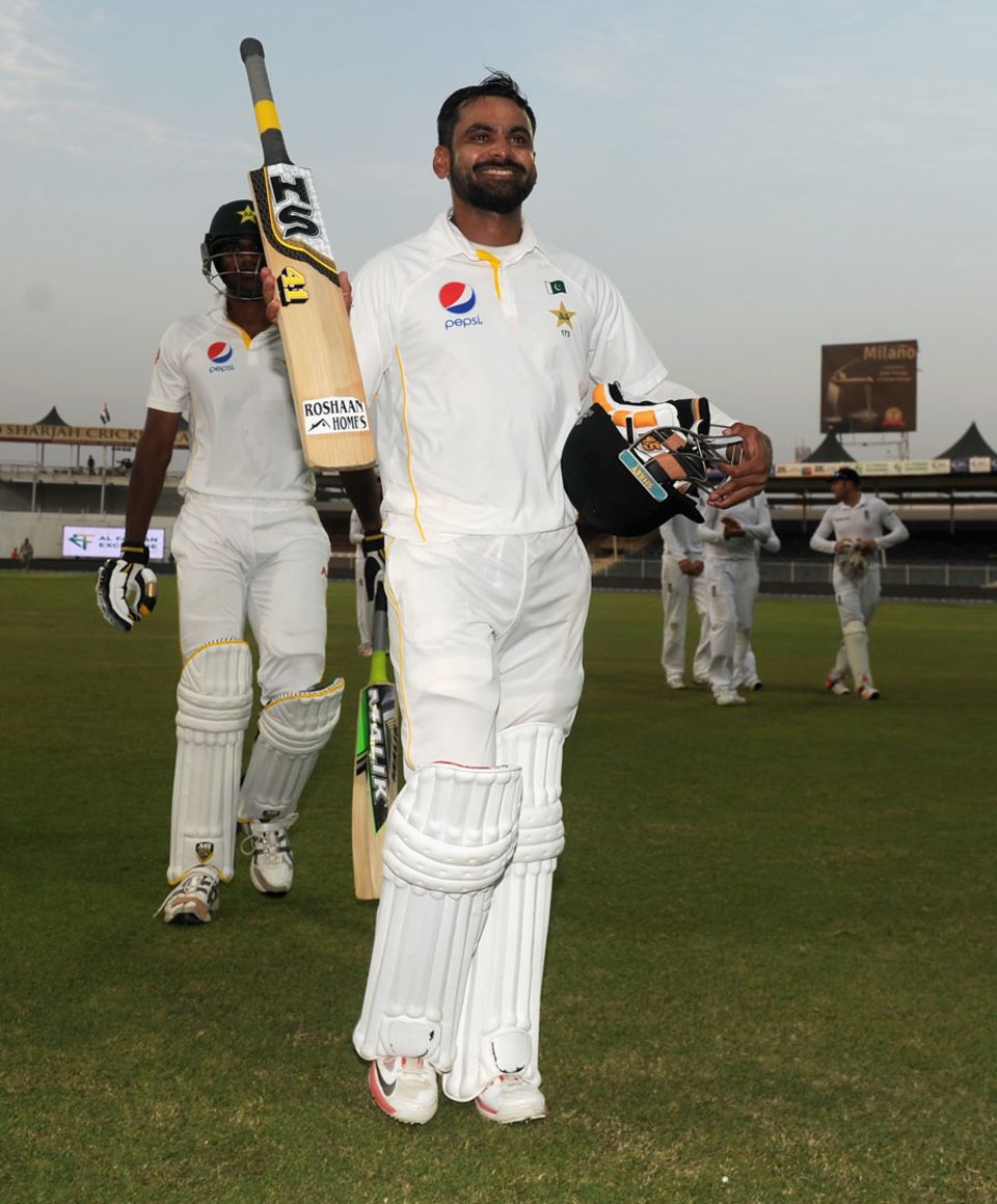 Mohammad Hafeez walks off unbeaten on 97
