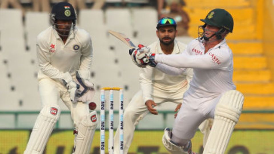 Simon Harmer chooses the unorthodox option to counter the spin