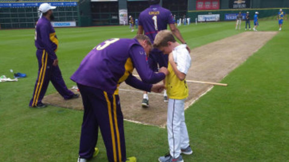 Shane Warne treats a young fan to his autograph