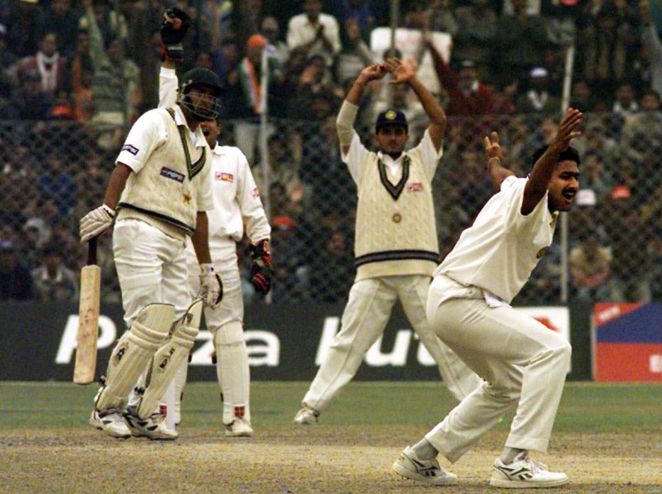 Force 10 from Kotla: Kumble dismisses Akram to take the final wicket