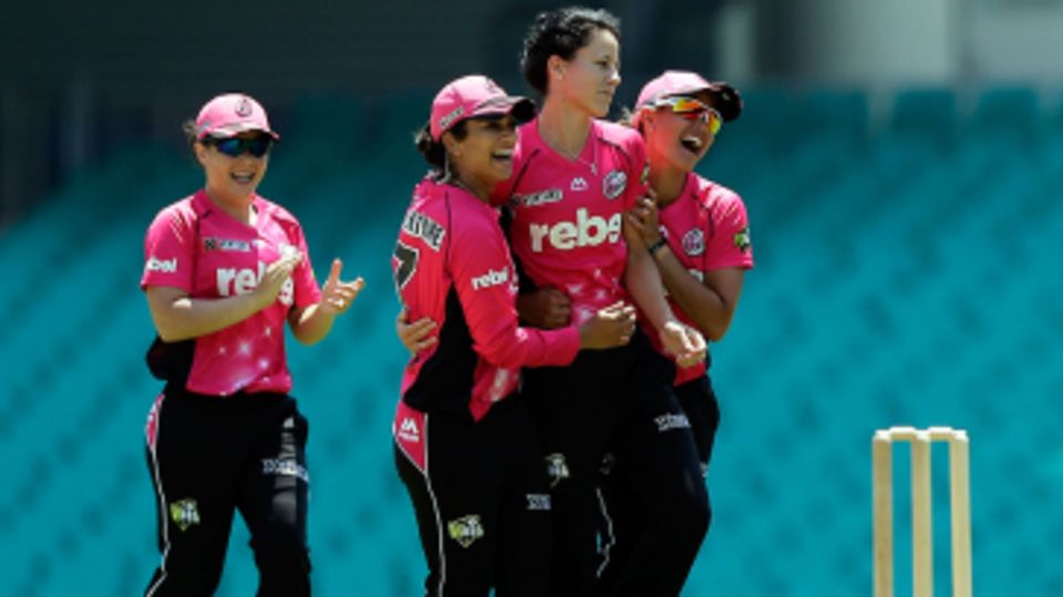 Marizanne Kapp gave Sydney Sixers early momentum with two top-order wickets