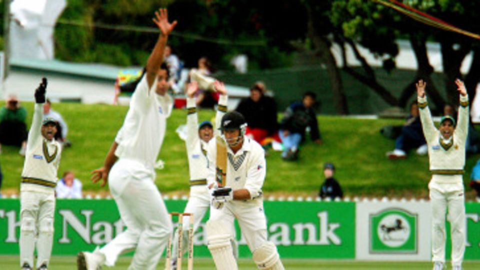 Stephen Fleming is lbw to Shoaib Akhtar