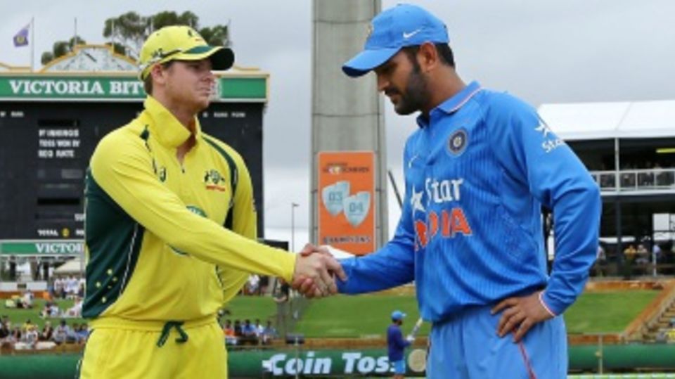 Steven Smith and MS Dhoni shake hands at the toss