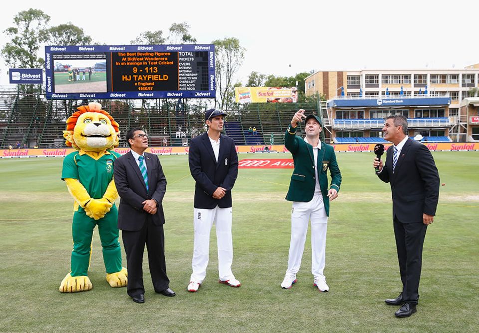 AB de Villiers has indicated he wants to remain South Africa's Test captain - at least in the short term