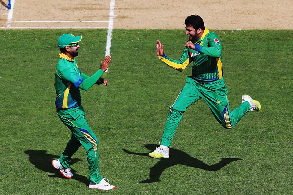 Azhar Ali's legspin removed Martin Guptill and Kane Williamson after the two had added 159