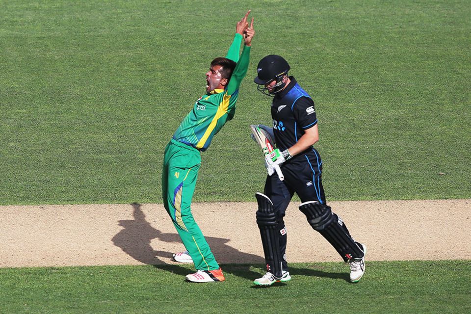 And there were further wobbles for New Zealand with Henry Nicholls and Grant Elliott falling cheaply