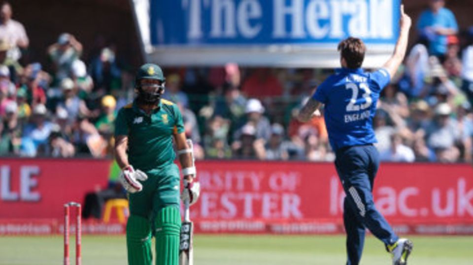 Reece Topley bowled Hashim Amla for 4