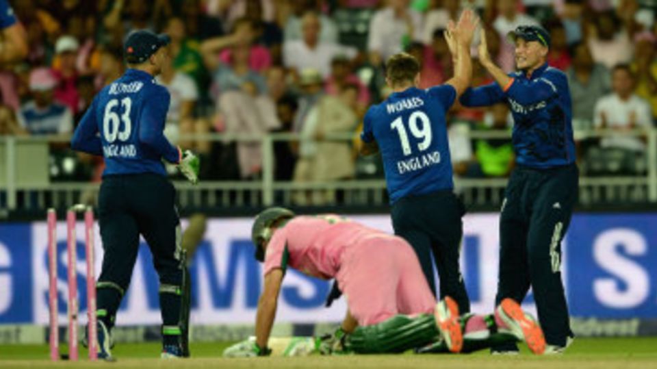 AB de Villiers was left on his knees by Chris Woakes' reactions