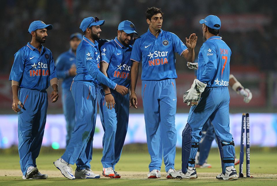 Sri Lanka's situation only became more dire when Ashish Nehra bowled Milinda Siriwardana for 4