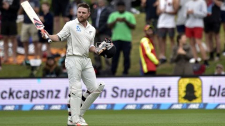 Brendon McCullum raises his bat to acknowledge the applause after his final Test innings