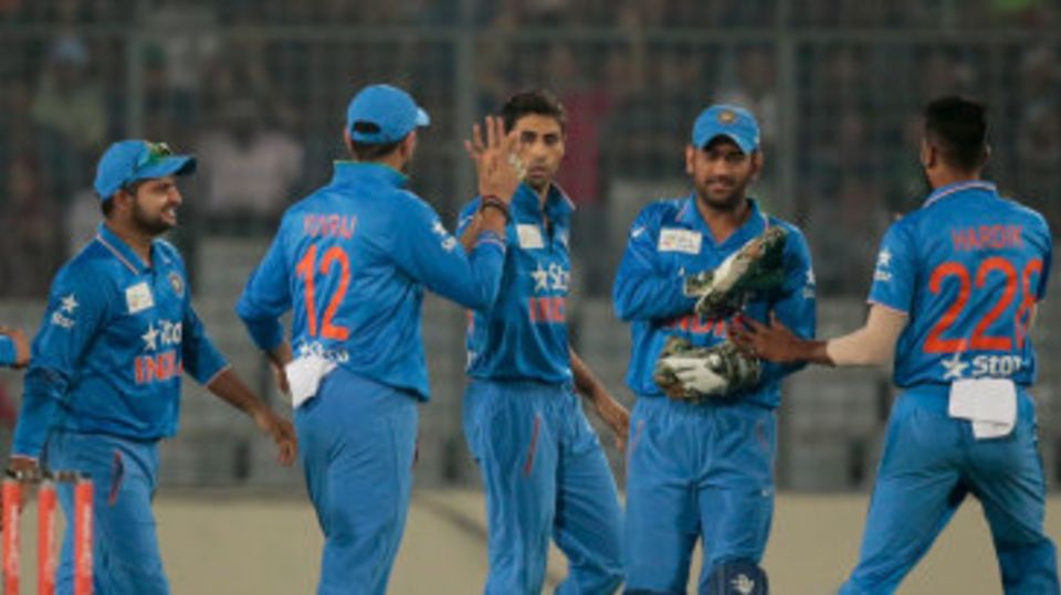 Ashish Nehra celebrates the wicket of Mohammad Hafeez with his team-mates