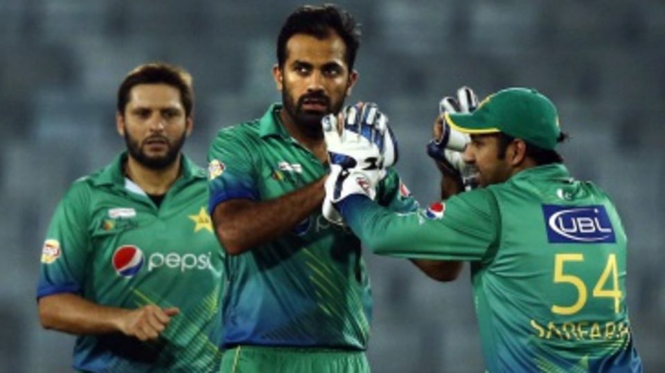 Wahab Riaz celebrates Dinesh Chandimal's wicket with his team-mates