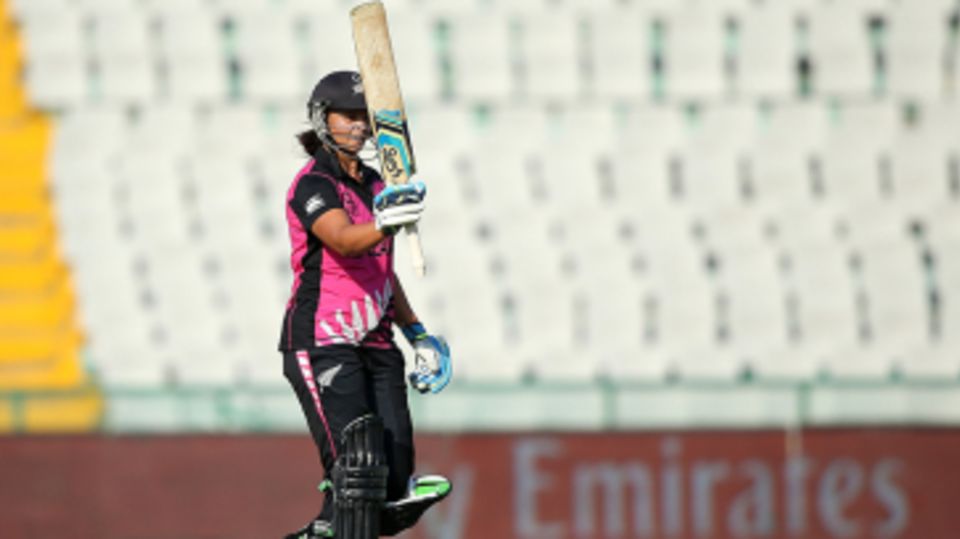 Suzie Bates raises her bat after reaching her 13th T20I fifty