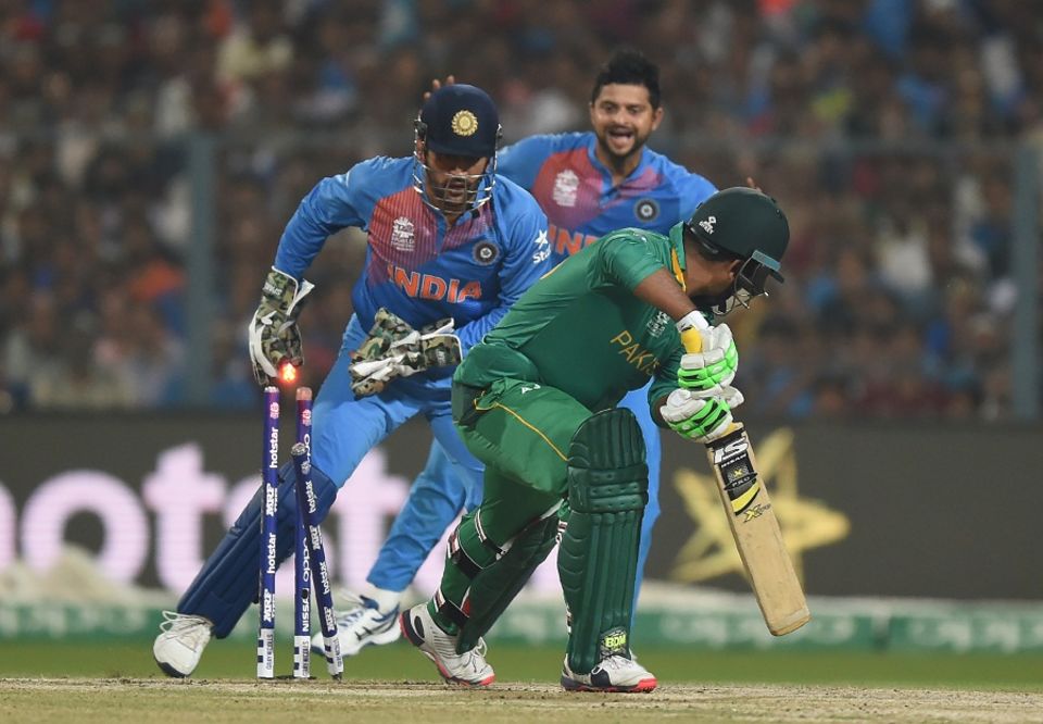 Ahmed Shehzad and Sharjeel Khan struggled to kickstart Pakistan's innings, as India's spinners kept things under control on a raging turner