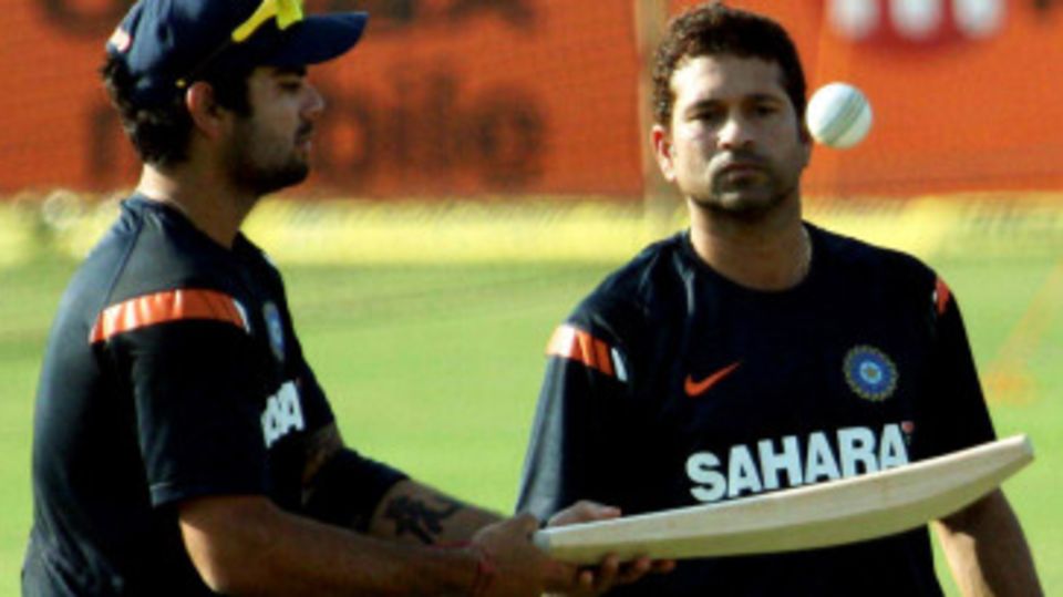 Sachin Tendulkar watches Virat Kohli bounce the ball on the bat