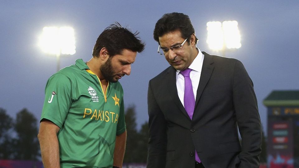 Shahid Afridi has chat with Wasim Akram after Pakistan's loss