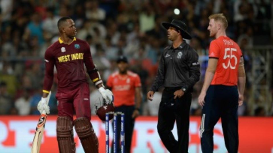 Marlon Samuels and Ben Stokes exchange a few words