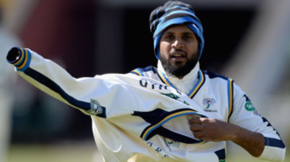 Adil Rashid keeps out the chill