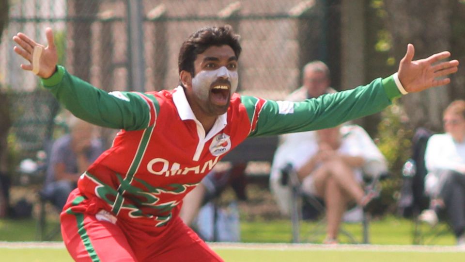 Aamir Kaleem howls an appeal for the wicket of Matthew Stokes