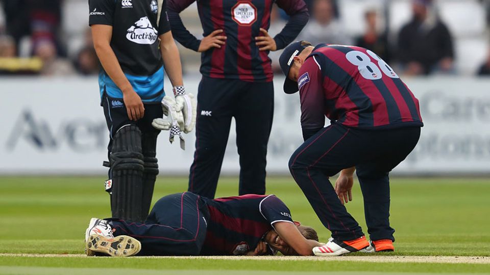 Olly Stone collapses in pain at Wantage Road