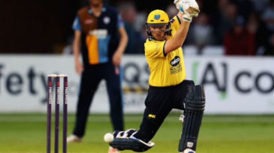 Ian Bell led Warwickshire to victory