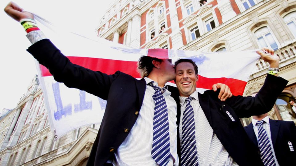 Marcus Trescothick and Kevin Pietersen on the England team parade after winning the Ashes