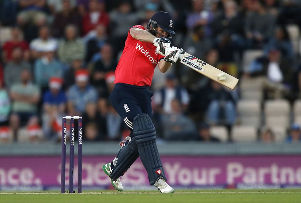 Eoin Morgan found the middle of the bat despite dislocating a finger in the field