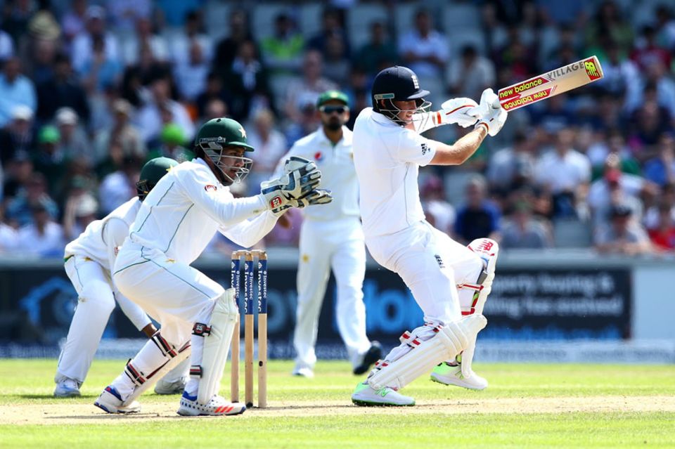 ... while Root settled in against the legspin of Yasir Shah