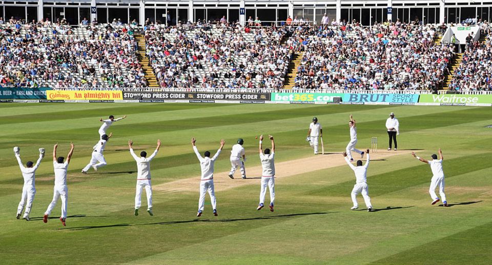 Pakistan lost four wickets for only one run in the middle session and with the tail in sight, England closed in on their opponents