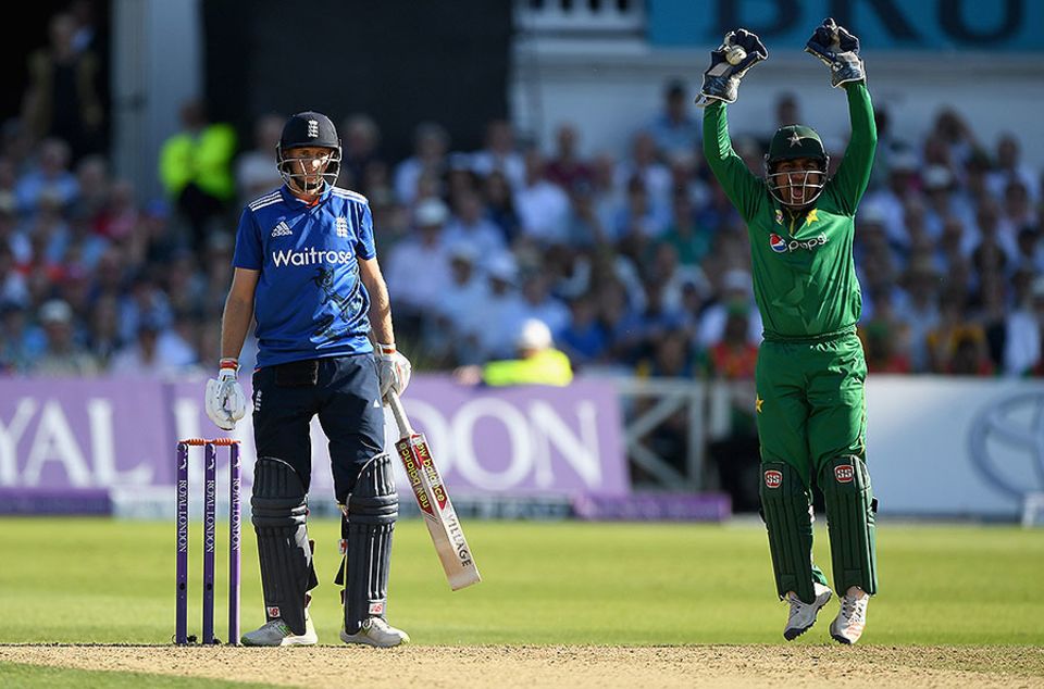... before Root departed for 85, caught behind by Sarfraz Ahmed