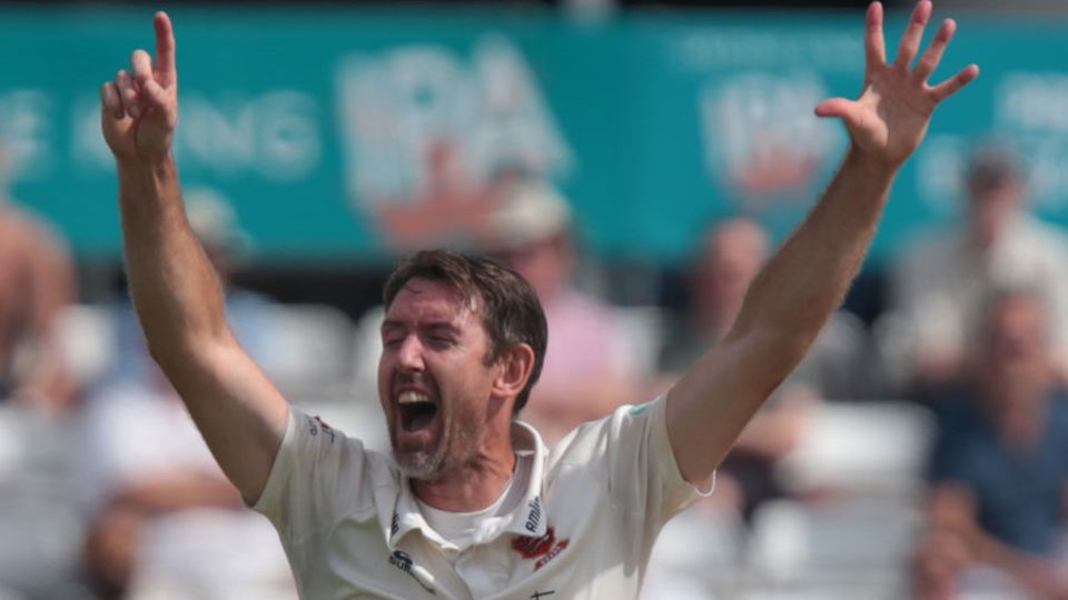 David Masters picked up five wickets in 32 balls before lunch