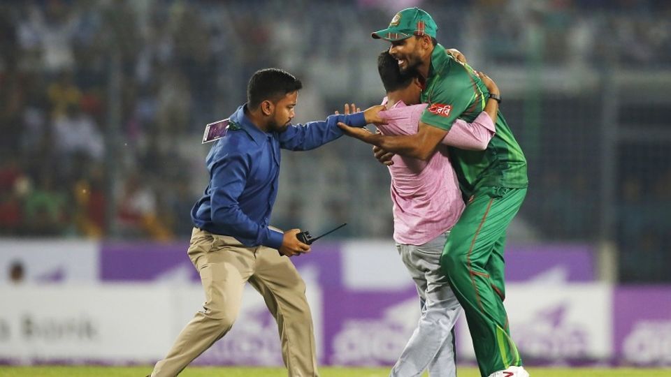 A fan decided to halt play briefly when he ran in to hug Mashrafe Mortaza. As security officials tried to intercept him, Mashrafe requested them not to hurt him
