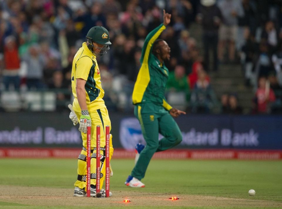 Andile Phehulwayo had George Bailey bowled, but Warner kept the asking rate in check with regular boundaries