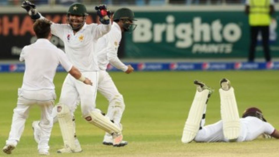 Sarfraz Ahmed and Yasir Shah embrace after Pakistan's win