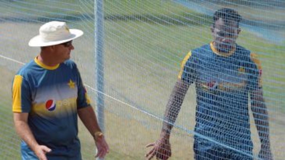 Pakistan coach Mickey Arthur talks to Wahab Riaz