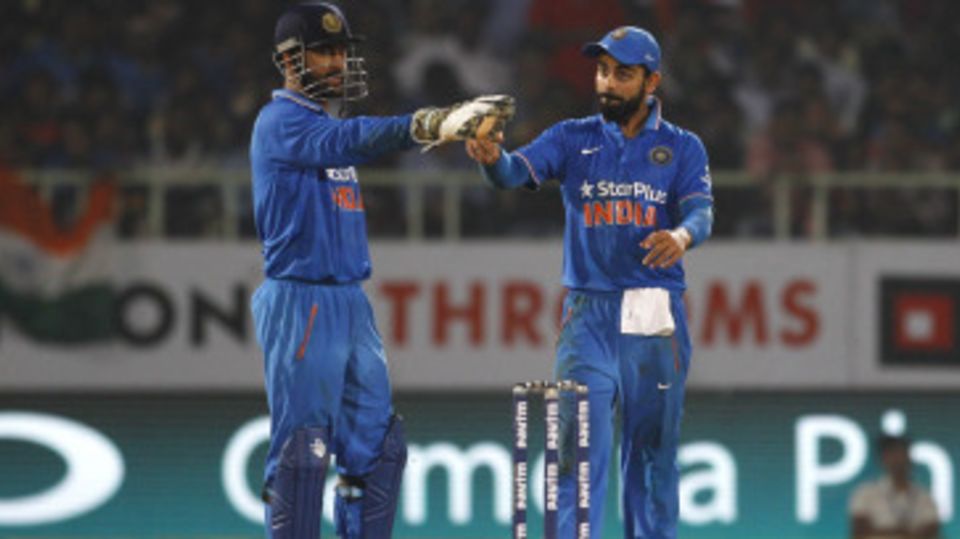MS Dhoni and Virat Kohli direct the fielders