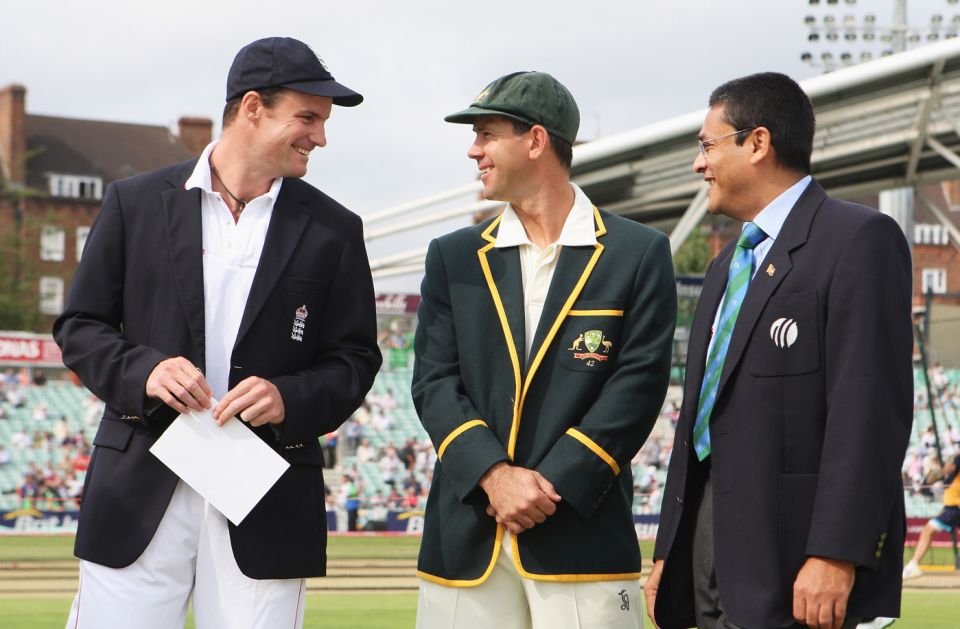 Ranjan Madugalle (right) with Ricky Ponting (centre) and Andrew Strauss at the toss at The Oval in 2009