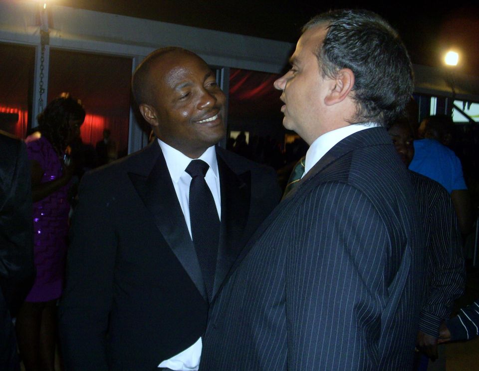 Brian Lara has a conversation with du Plessis